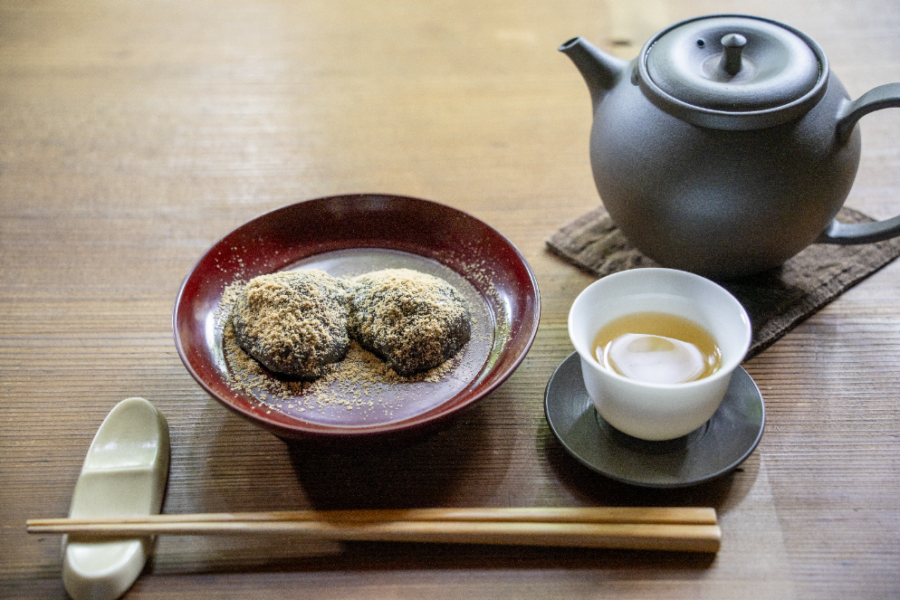 漆黒に輝く、昔ながらの「黒わらび餅」